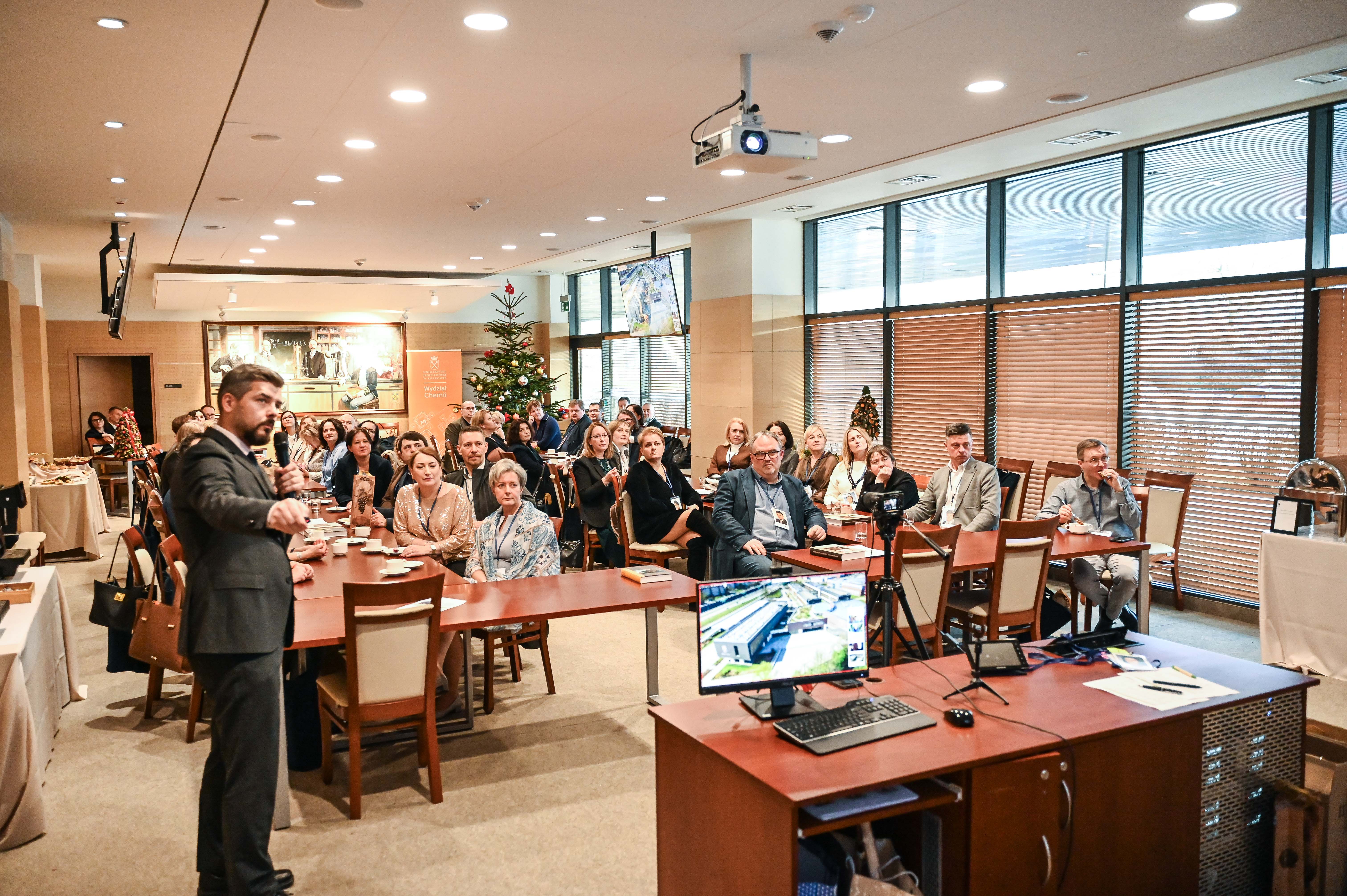 Zdjęcie z wydarzenia - uczestnicy Alumaliów na Wydziale Chemii