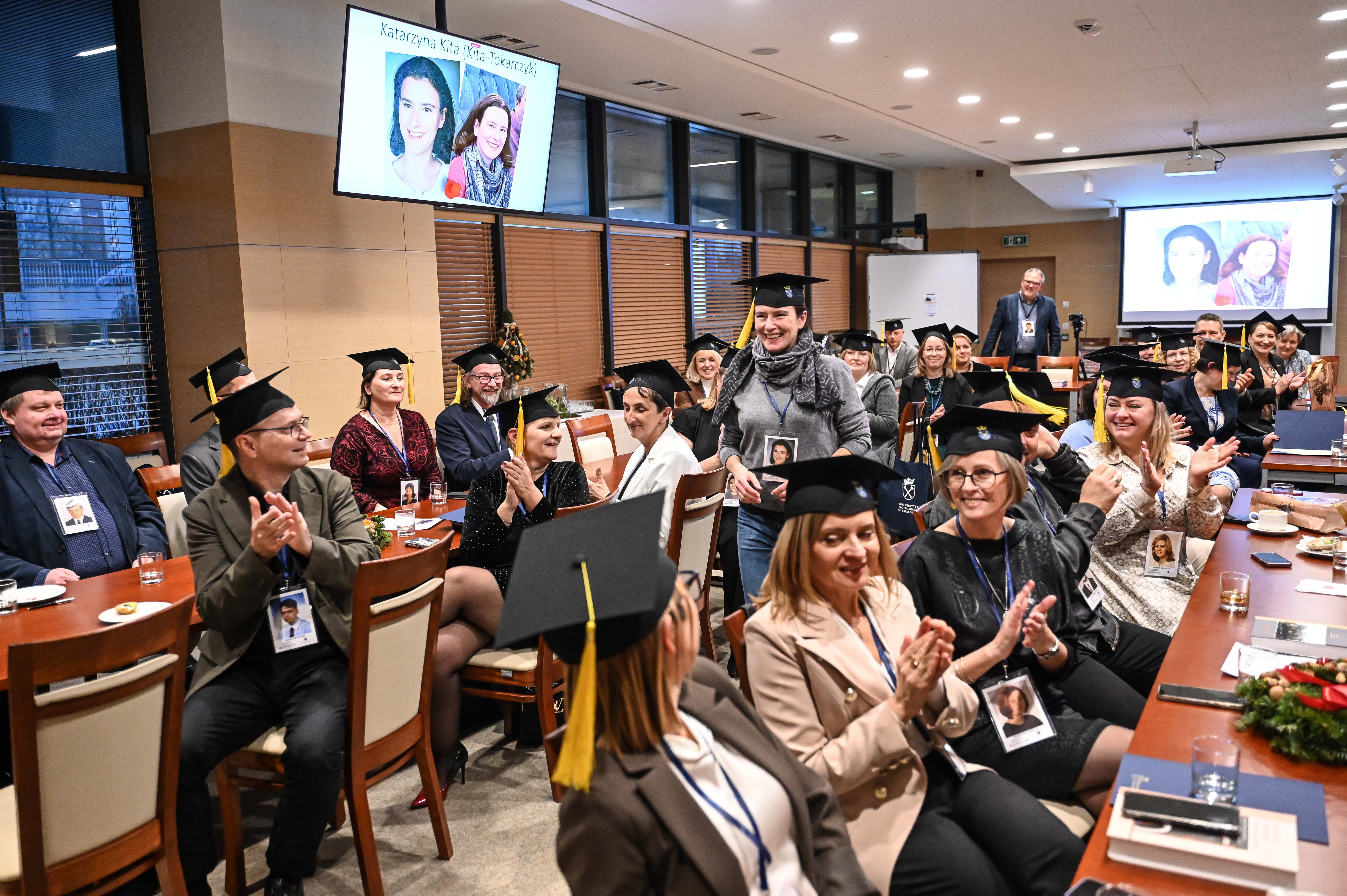 Zdjęcie z wydarzenia - uczestnicy Alumaliów na Wydziale Chemii